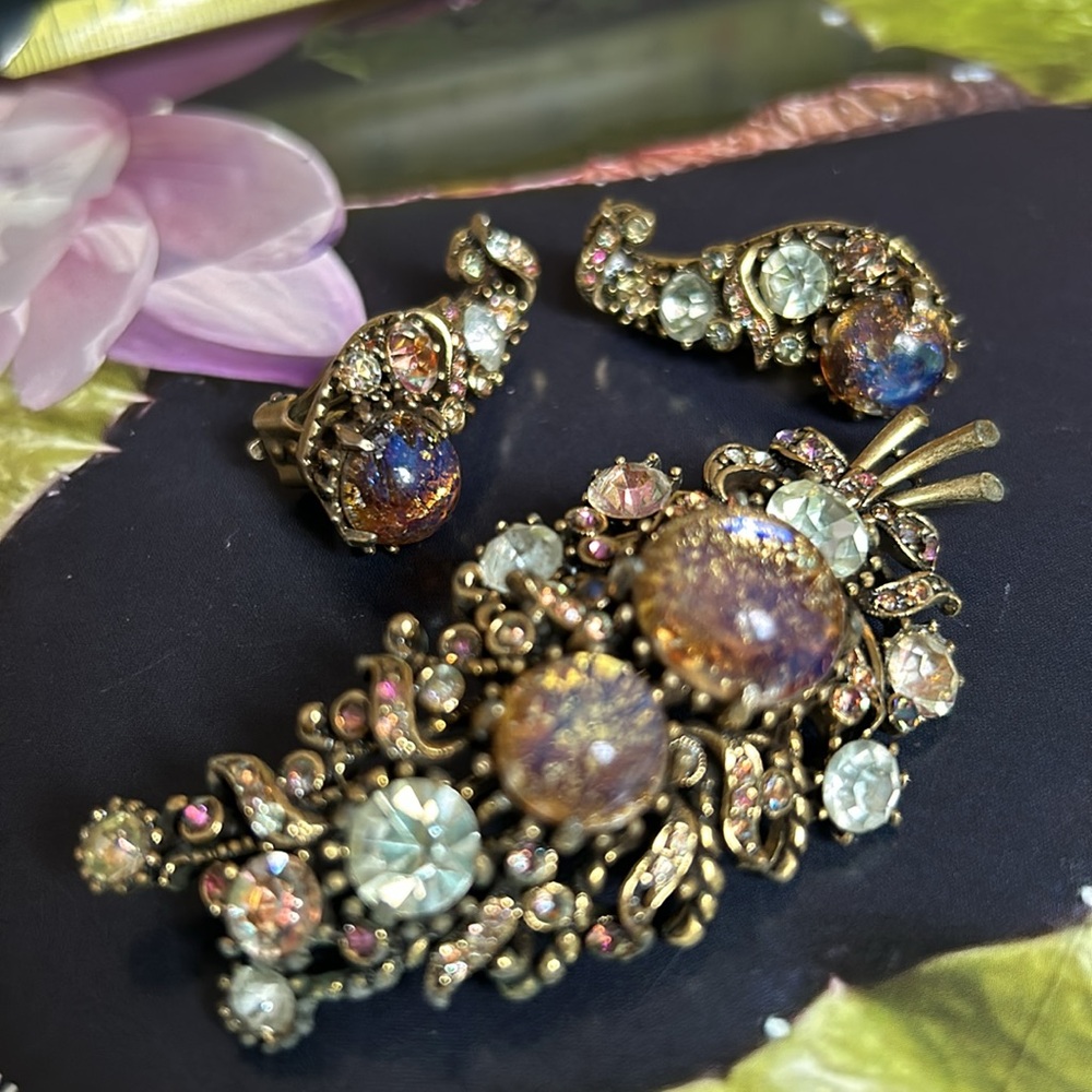Brooch & earrings, by Hollycraft, 1958. Marked on back. Vintage, retro. 3 inches